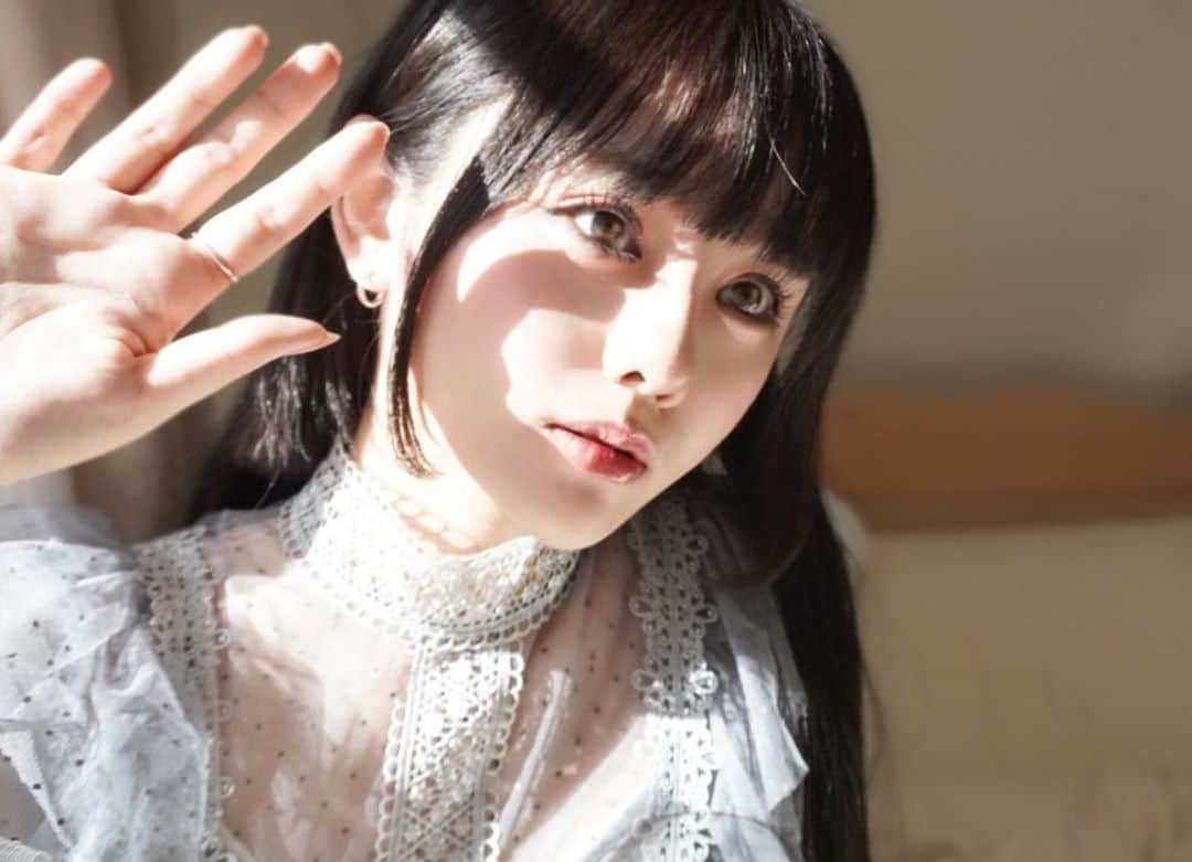 緑川百々子のインスタグラム：「時間が止まってるみたいな、茹だるほど暑いはずなのに涼しい、頬を裂くほど寒いはずなのに暖かい、みたいな写真が好きです。」