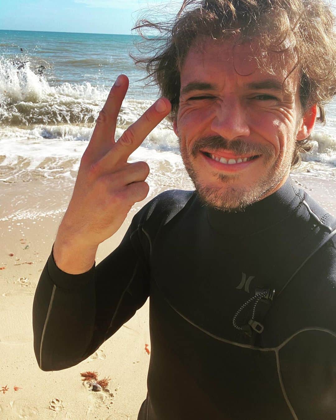 サム・クラフリンのインスタグラム：「Morning swim 🤙🏻」