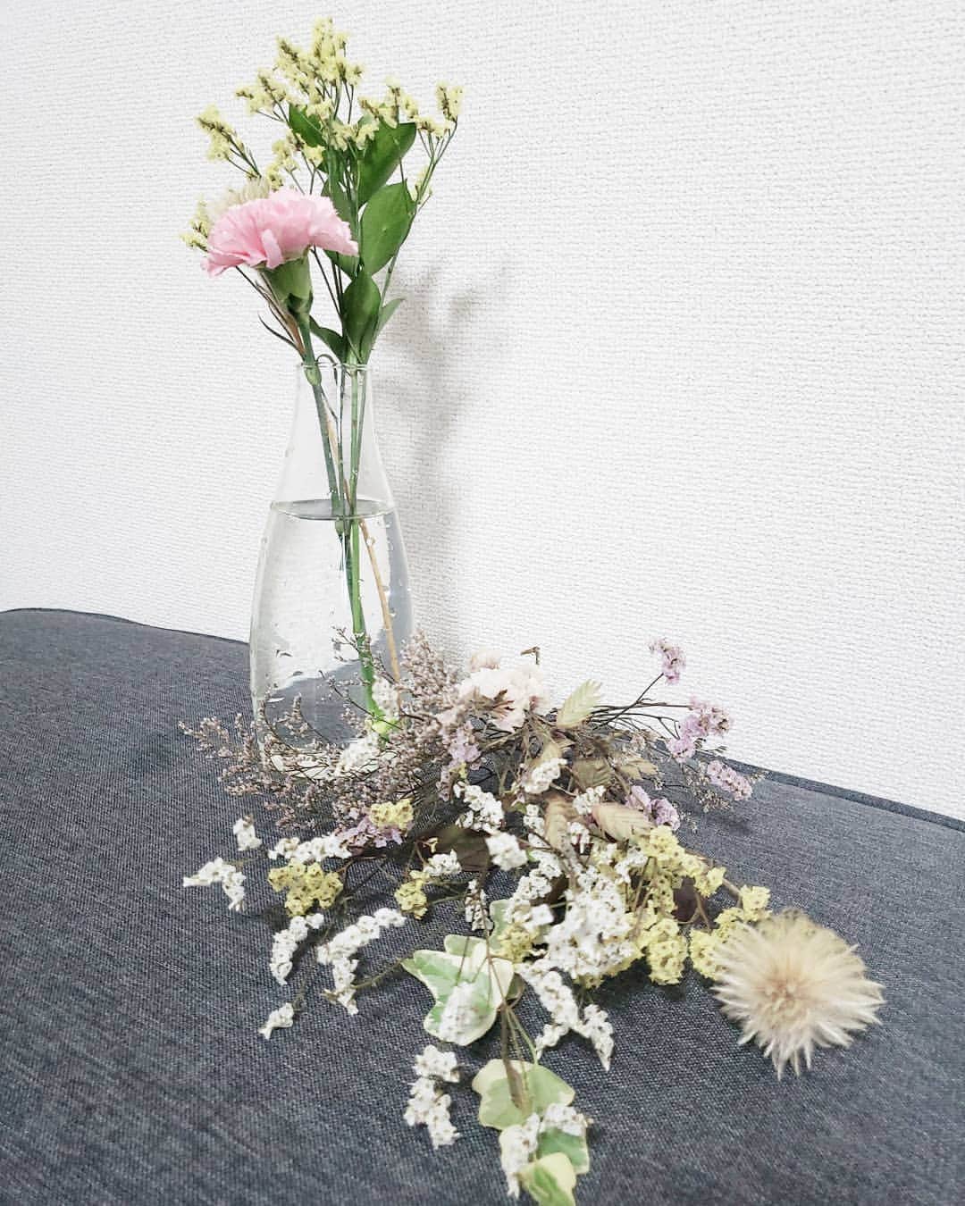 Hiromi Tomiiさんのインスタグラム写真 - (Hiromi TomiiInstagram)「. @bloomeelife  . . . 今週のお花が届いたよ(*^^*) . . 前のお花が元気がなくなってきたなーって頃に届くよん(*^^*)私は500円コースにしてる(*^^*) . 先週と、先々週のお花で#ドライフラワー つくってみたよん(*^^*) . . 初回のお花お届けが無料になるクーポンはこちら ▼▼クーポンコード▼▼ ■クーポンコード：hiromi ■有効期限：2020年8月31日 . . . . #bloomeelife#花のある暮らし#お花のある暮らし #サブスク#自由華#お花好きな人と繋がりたい #写真好きな人と繋がりたい #カーネーション#フィリカプラモサ#HBスターチス#丸葉ルスカス」8月20日 18時25分 - hiromi.tomii