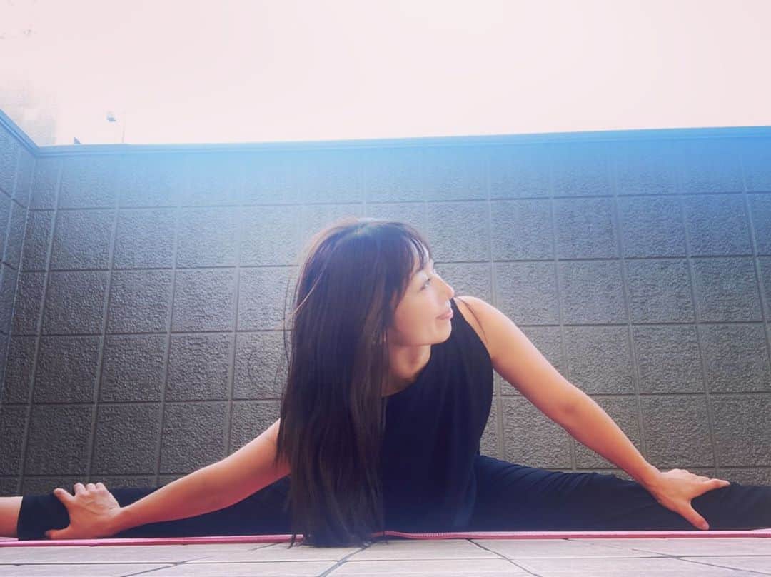 のインスタグラム：「夕方は風が気持ち良い⭐︎⭐︎ #そよそよ  #ヨガ時間  #開脚ストレッチ #リフレッシュ  #yogayoga #refreshyoga」