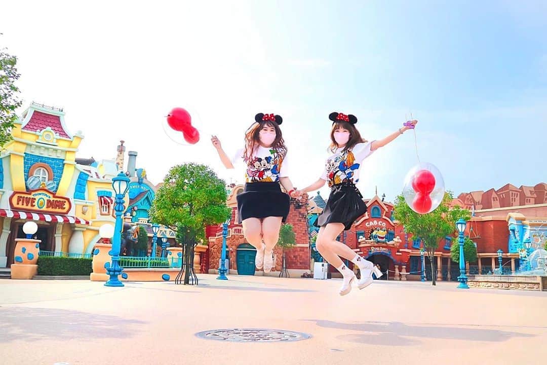 Kanaのインスタグラム：「ㅤ ㅤ 𝕋𝕆𝕆ℕ𝕋𝕆𝕎ℕ 🐭🎈🏠🌈☀️ ㅤ ㅤ ㅤ 朝一で入園してどこにも寄り道せず 一直線にトゥーンタウンへ🚶🏻‍♀️💨 ㅤ 多分この日のトゥーン1番乗りだった！😳🌈 ㅤ ㅤ 人全然いないのが嬉しすぎて いつもはしないジャンプまで してしまった😂🙌🏻❤️ ㅤ この瞬間だけ若さが戻ってた😂❣️笑 ㅤ ㅤ ㅤ ㅤ ㅤㅤ ㅤㅤ 最近コメントにお返事できていなくて ごめんなさい😣💦 ㅤ いただいたコメント全て読んでいます！ ありがとうございます🥺💕💕 今夜時間取れそうなので 遅くなりましたがお返事します💌❣️ ㅤ ㅤ ㅤ ㅤ ㅤ #aya_kana ㅤㅤㅤ #kana_disney ㅤㅤ ㅤㅤ #東京ディズニーリゾート #東京ディズニーランド #ディズニーランド #トゥーンタウン #ミッキーバルーン #ディズニーコーデ #tokyodisneyresort #tdr #tokyodisneyland #tdl #toontown #mickeyballoons」