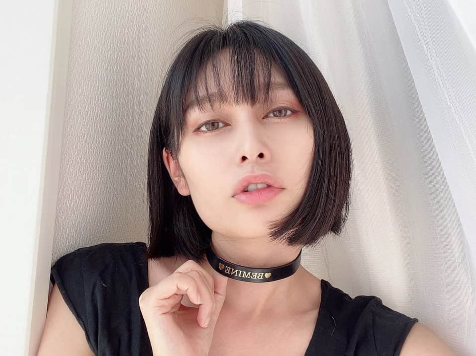 のインスタグラム：「流行りに乗って  地雷メイクしてみたよ👀💄  なんか、  ロックバンドのメンバーにいそうだよ…になったよ。  #makeup#地雷メイク#チョーカー」