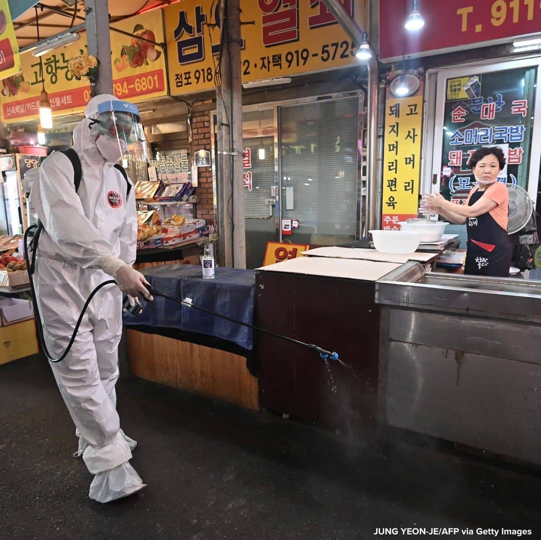 ABC Newsさんのインスタグラム写真 - (ABC NewsInstagram)「Health official wearing protective gear sprays disinfectant at a market near the Sarang Jeil Church, a new coronavirus infection cluster, in Seoul, South Korea. #coronavirus」8月20日 18時33分 - abcnews