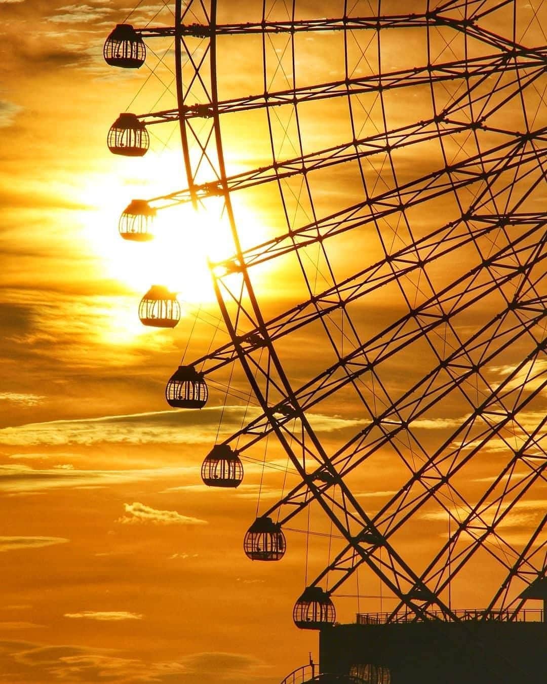のインスタグラム：「Rides in the August sun.﻿ Photo: @yokoo2104 ﻿ #myyokohama ﻿ ﻿ #yokohama #darlingescapes #beautifuldestinations #artofvisuals #somewheremagazine #discoverglobe #travelawesome #passionpassport #lovejapan #explorejapan #japanlife #japanfocus #japan_vacations #japanrevealed #よこはま #ヨコハマ #横浜」