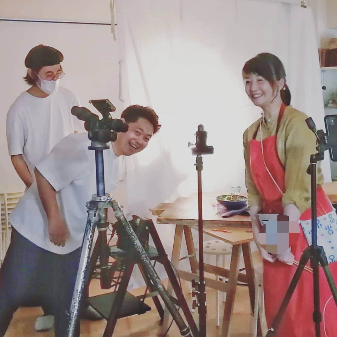 三島葉子のインスタグラム：「【TokyoWorks】新撮影様式でクライアント様はリモートの立ち会い。ロサンゼルス↔️日本が繋がって、新しい時代を感じます。﻿ 「撮影の仕事はいつも緊張してます」ってホンマなんかい！っていう1枚。﻿ アシスタントが隠し撮りしてくれました💡﻿ 信頼するフォトグラファー、アシスタントが居てくれるとこんな感じにリラックス☺️﻿  ﻿ #リモート立ち会い　﻿ #新撮影様式　﻿ #ロサンゼルスと福岡と東京﻿ #フォトグラファー北川鉄雄﻿ #フードコーディネーター﻿ #foodrelease #フードリリース #三島葉子」