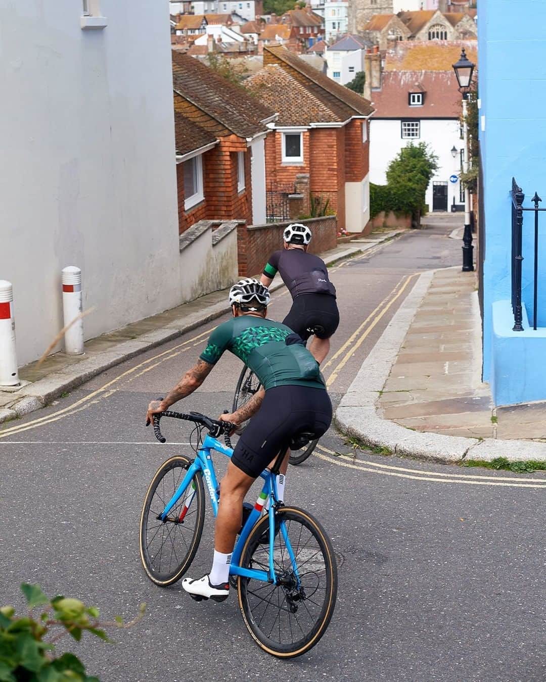 MR PORTERのインスタグラム：「“Riding a bike didn’t help me, but the people I met through riding a bike did." In this week's MR PORTER Journal, read our powerful story about two friends, Messrs Leon Cerrone and George Marshall, whose friendship was forged through a shared passion for cycling which ultimately saved Mr Cerrone's life. Tap the link in bio to watch the full film. #MRPORTERHealthInMind @leon_cerrone @georgemarshallphoto」