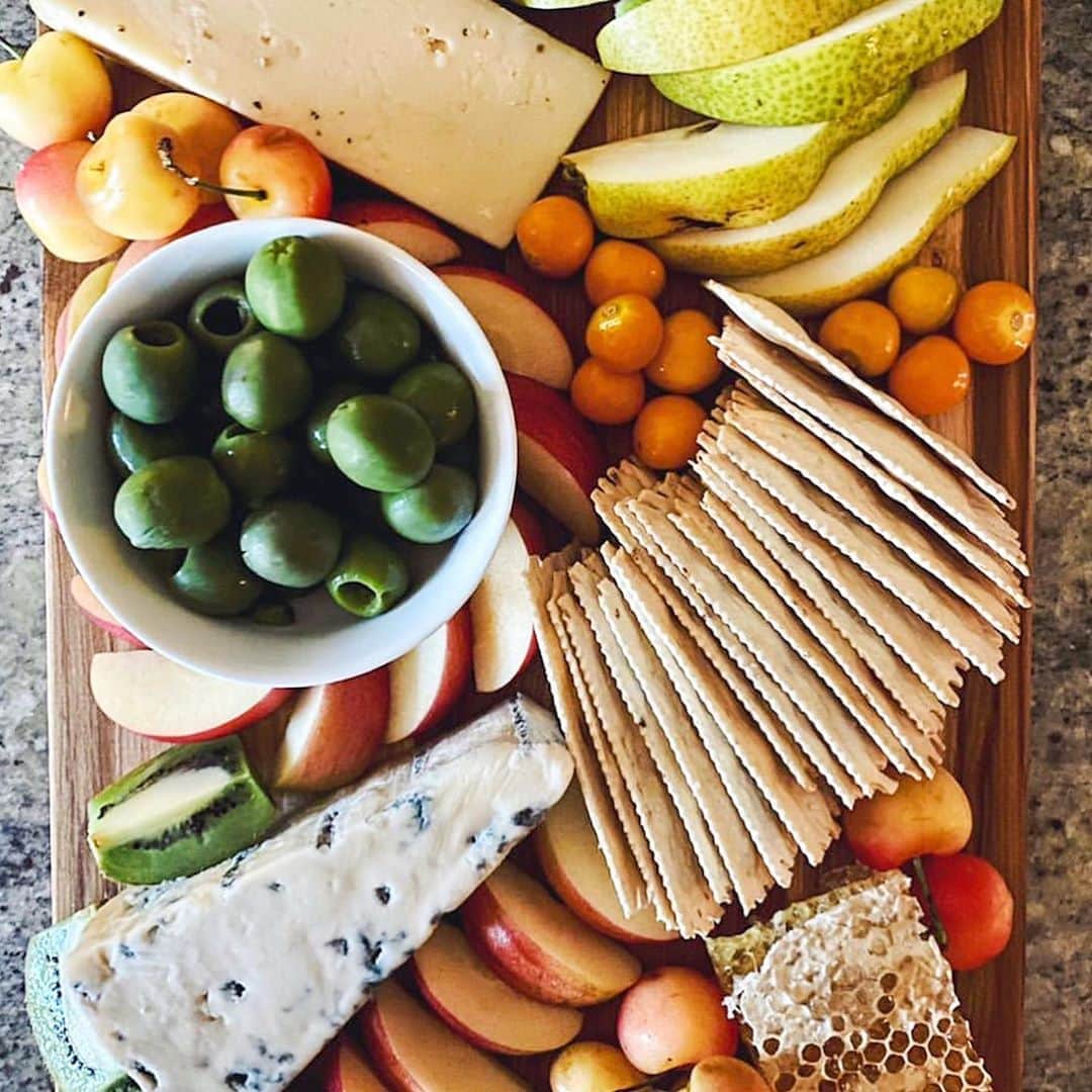 Food & Wineさんのインスタグラム写真 - (Food & WineInstagram)「Editorial Assistant @antarasinha has been spending the pandemic sheltering in place with her family, and every Friday they mark the end of another week with an epic cheese plate. Swipe through for a few of her favorites boards, for anyone in need of a little end-of-week snack-spiration.」8月21日 4時05分 - foodandwine