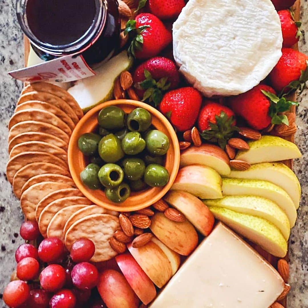 Food & Wineさんのインスタグラム写真 - (Food & WineInstagram)「Editorial Assistant @antarasinha has been spending the pandemic sheltering in place with her family, and every Friday they mark the end of another week with an epic cheese plate. Swipe through for a few of her favorites boards, for anyone in need of a little end-of-week snack-spiration.」8月21日 4時05分 - foodandwine