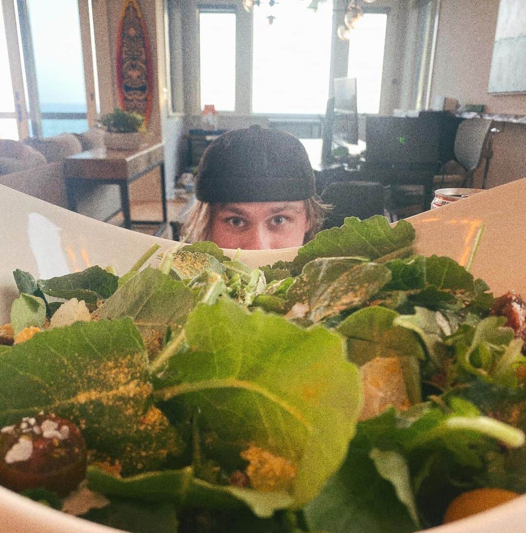 マイケル・クリフォードのインスタグラム：「you don’t win friends with salad.」