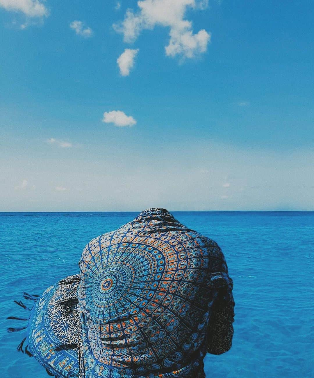 Giuseppe Pepeのインスタグラム：「#loosingmymind — BLU COBALTO 💙👁 . Isola di Lampedusa, estate 2008 Ricordo impresso per sempre nella mente e nell’anima. Quei due occhi blu profondi come il mare, quel mare di una bellezza indescrivibile, sconosciuto eppure così familiare che sapeva di terra straniera e di labbra al gusto di sale; e poi ricordi sbiaditi, sbiadito come quel bianco della tenda di merletto che in penombra sventolava con l’afa d’agosto in quella piccola stanza in penombra che si affacciava su una piccola piazza; e poi ancora quella chioma di chiari capelli e due pupille color nocciola che si mescolavano con la pelle color nero pece... in sottofondo “Blu Cobalto” dei @negramaroofficial faceva il suo ingresso e da lontano gli eco di gabbiani e il vociferare di donne anziane attraversava la stanza quasi a rompere quell’intesa improvvisa eppur così perfetta. Quel pomeriggio durò poco,  troppo poco forse e poi svanì nel vento... Blu cobalto Blu cobalto Blu cobalto E niente piu Blu cobalto Blu cobalto Blu cobalto E niente piu Blu . . #mybluplaylist / supplied by @blu_italy  . Thanks: @salvatore_cuccu ✨💎 . #ig_sicily #igerssicilia #sicilia #sicily #framesofitaly #yallersitalia #ig_italia #igersitalia #browsingitaly #whatitalyis #summer4igers #charmingitaly #prettylittleitaly #tv_simplicity #rsa_minimal #ig_masters #justgoshoot #minimalexperience #mindtheminimal #minimalmood #minimal_shots #topminimal #ig_minimalist #theglobewanderer #socality」