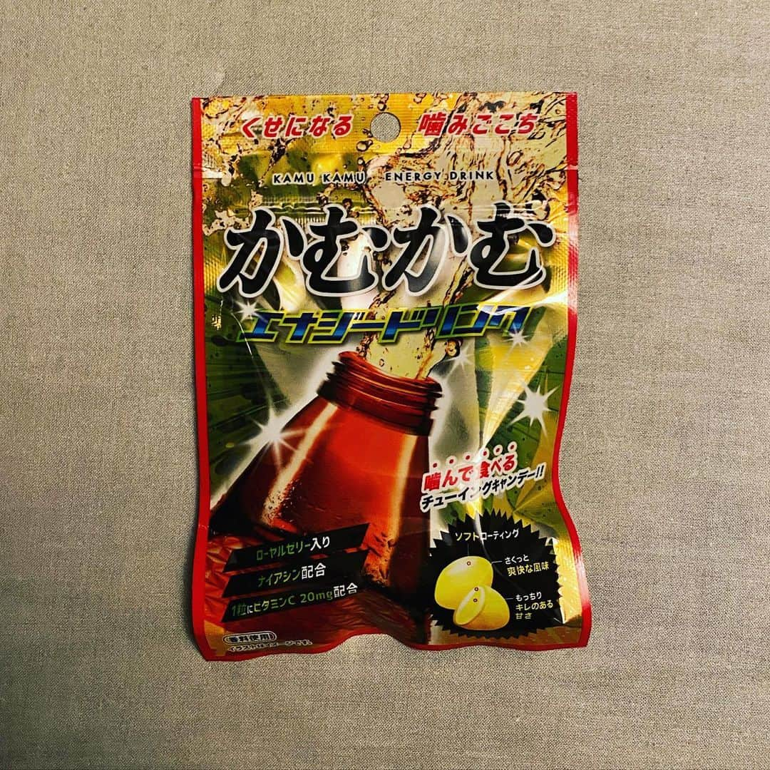 でらしのインスタグラム：「. . 《かむかむエナジードリンク》 ★★☆☆☆(2.7) . 購入場所:100円ローソン 購入価格:¥108(tax in) 内容量:30g カロリー:123kcal メーカー:明治チューインガム . . かむかむシリーズのエナジードリンク味を見つけたので購入してみた。正直このエナジードリンク味はかなり味がしつこくて後味がよくない。風味としてはかむかむレモンに似ているのだが、その風味が良くない作用をしてしまっている。もう少し味がスッキリしたら化ける可能性あり。 .  . #かむかむエナジードリンク #かむかむレモン #明治チューインガム #チョコ #スナック菓子 #グミ #ハードグミ #デザート  #駄菓子 #おやつ  #今日のおやつ  #おやつの時間  #スイーツ  #asnas #セブンイレブン #ローソン #ファミリーマート #ファミマ #星2つ #でらしのおかし」