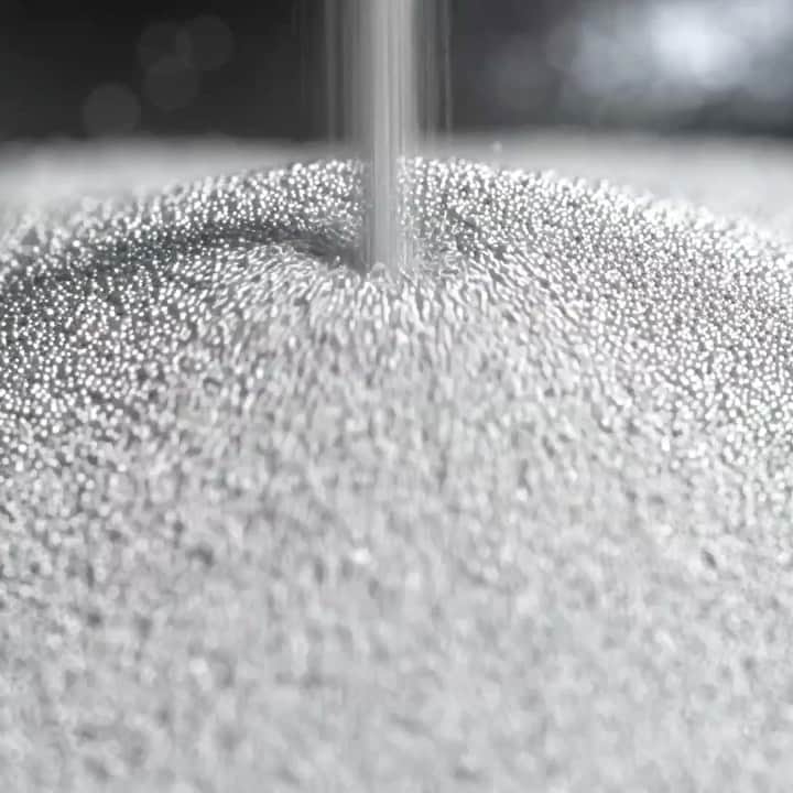 GeneralElectricのインスタグラム：「Whether we’re printing parts for giant jet engines or perfecting pieces for the latest and greatest gas turbine…it all starts with these metal powders.」