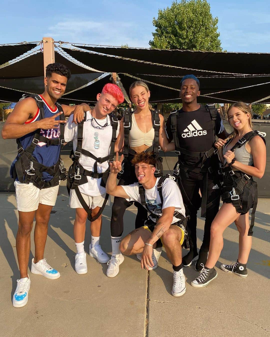 チャーリー・ジョーダンさんのインスタグラム写真 - (チャーリー・ジョーダンInstagram)「Post jump adrenaline 😜✌🏼skydiving and dirt bikes yesterday for @taylerholder birthday. Happy birthday cowboy 🤠 w the best @keliannestankus 🌈」8月21日 4時33分 - charlyjordan