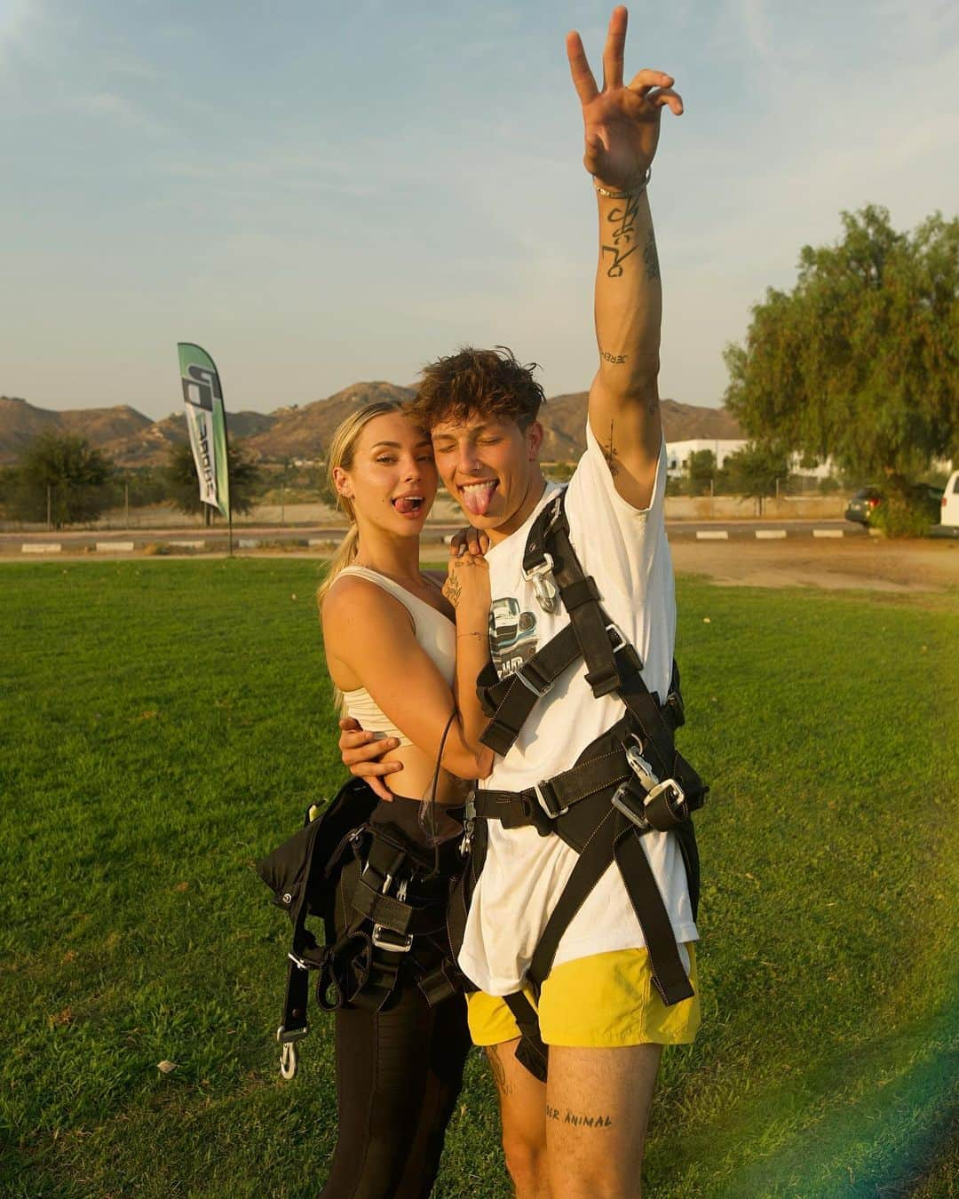 チャーリー・ジョーダンさんのインスタグラム写真 - (チャーリー・ジョーダンInstagram)「Post jump adrenaline 😜✌🏼skydiving and dirt bikes yesterday for @taylerholder birthday. Happy birthday cowboy 🤠 w the best @keliannestankus 🌈」8月21日 4時33分 - charlyjordan