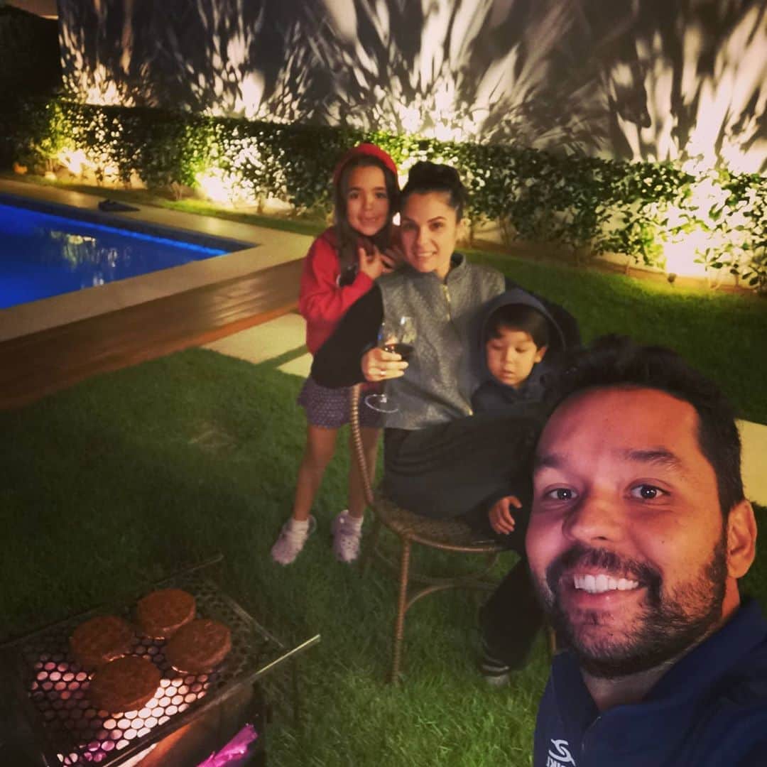 ウィリアム・アルジョナのインスタグラム：「#tbt juntos sempre!! #hamburgada #frio #casa #familia #amor  #vida #simplelife」