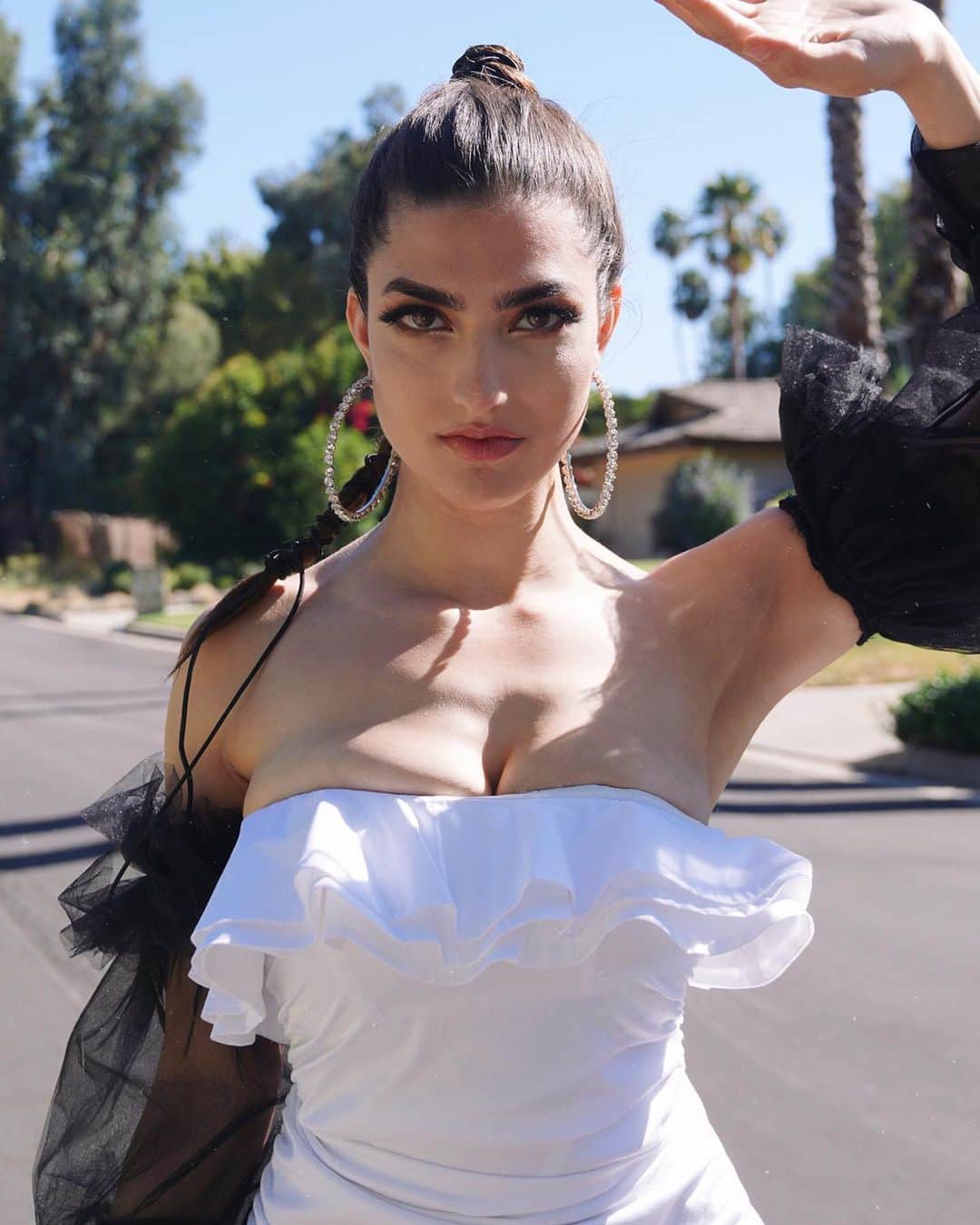 レイチェル・レビンのインスタグラム：「I finally found hoops the size of my heart!!! Styled by @tylerglambert」