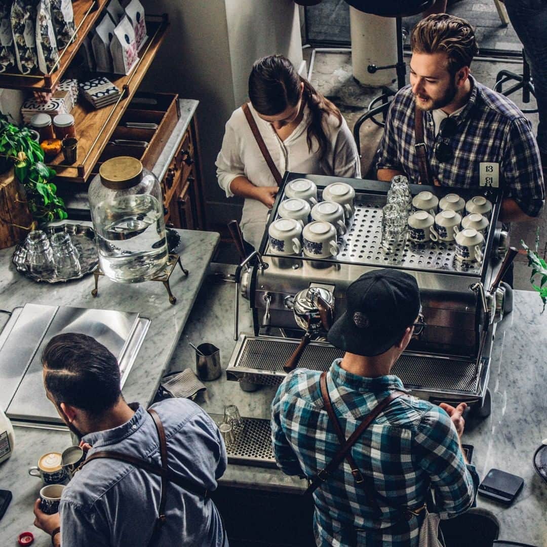 Tony Hsiehのインスタグラム：「Bean to cup, just the way you love isn’t always an easy process, especially when you're grumpy. Here's why you might want to practice gratitude and thank your barista ☕ Check out the full article link in my bio.   #TonysRabbitHoleTour *Posted by Michelle」