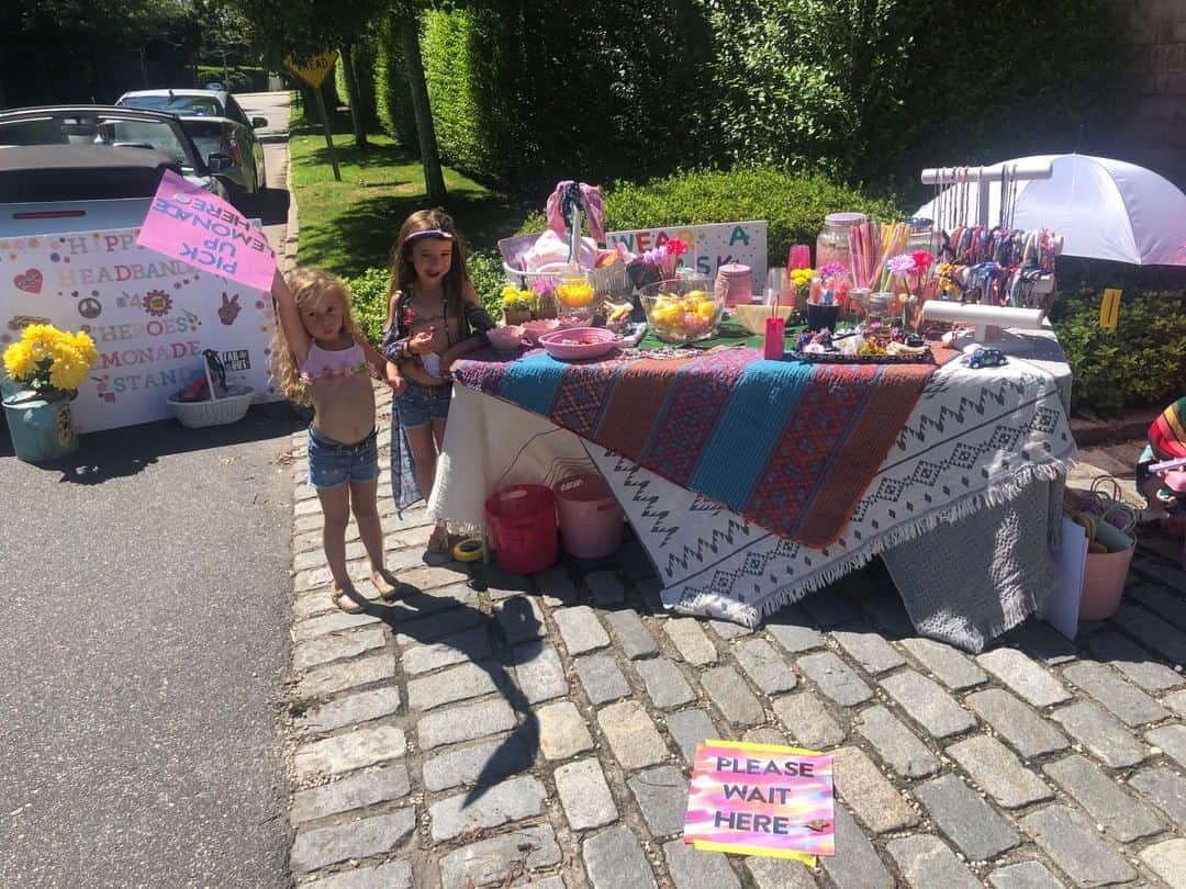 E! Onlineさんのインスタグラム写真 - (E! OnlineInstagram)「Juliette is a 7-year-old who sells handmade headbands and bracelets at lemonade stands around her area—with the help of her mom and sister, of course. All proceeds are then donated to the New York Presbyterian Hospital. ❤️ (📷: @headbandz4heroes)」8月21日 4時45分 - enews