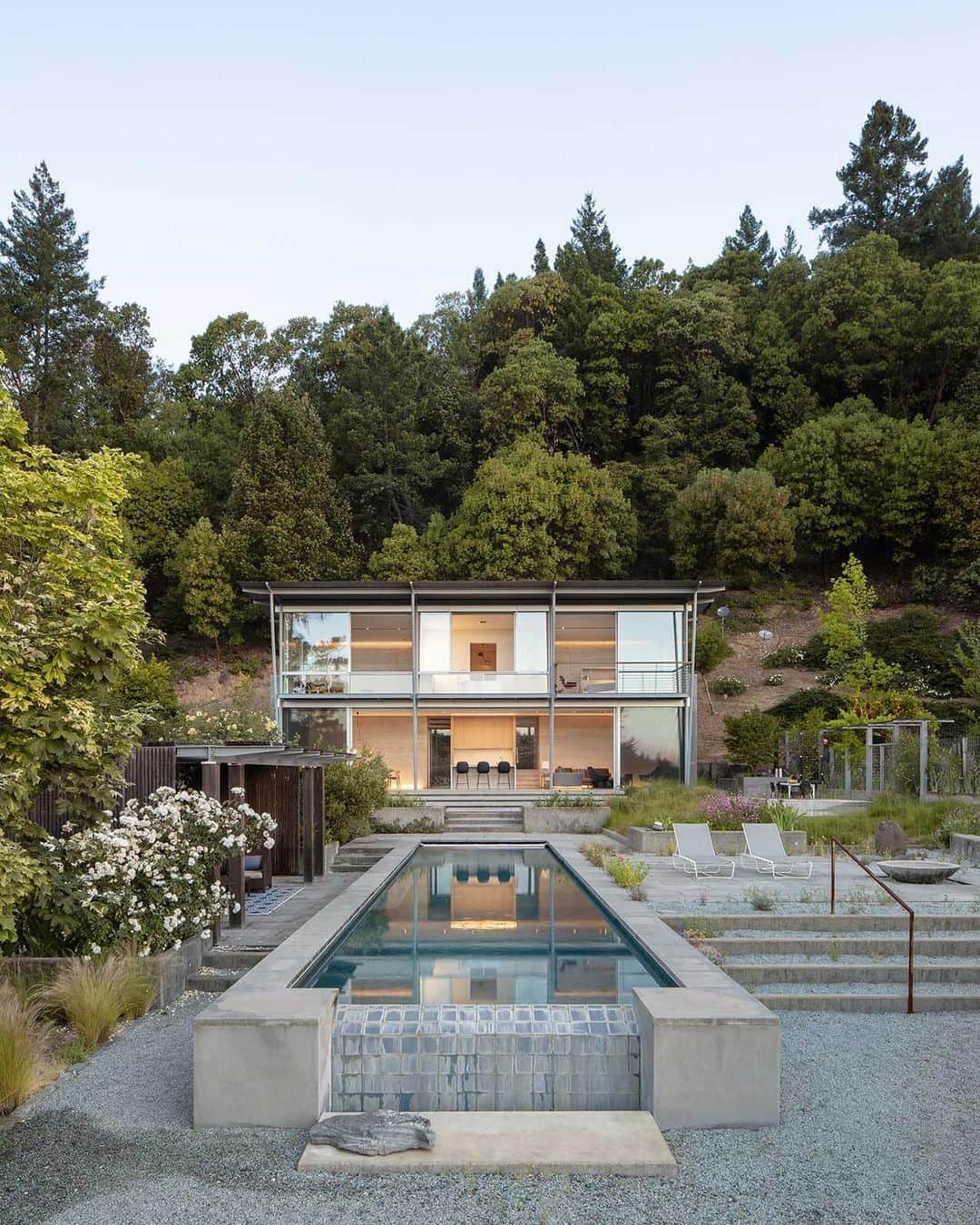 Design Milkさんのインスタグラム写真 - (Design MilkInstagram)「A newly retired couple sought the help of @FeldmanArchitecture to design a #moderncabin in the rugged hills above Sonoma Wine Country. They already owned a contemporary guest house on the property and requested a garden pavilion that complemented the original structure. The result is Sunrise, a two-story, glass-fronted weekend retreat that allows the homeowners to enjoy an indoor/outdoor lifestyle surrounded by the natural landscape. \\\ designmilk[dot]com \\\ Landscaping by @arterralandscapearchitects, Photos by @adamrousephoto, Interiors by @studiocollinsweir」8月21日 4時47分 - designmilk