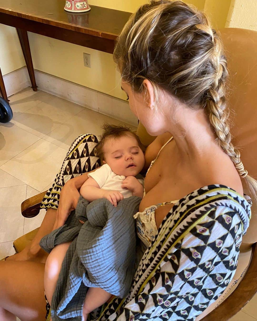 アナリン・マッコードのインスタグラム：「A U N T I E  A N N A 💕 B A B Y  J U D E」