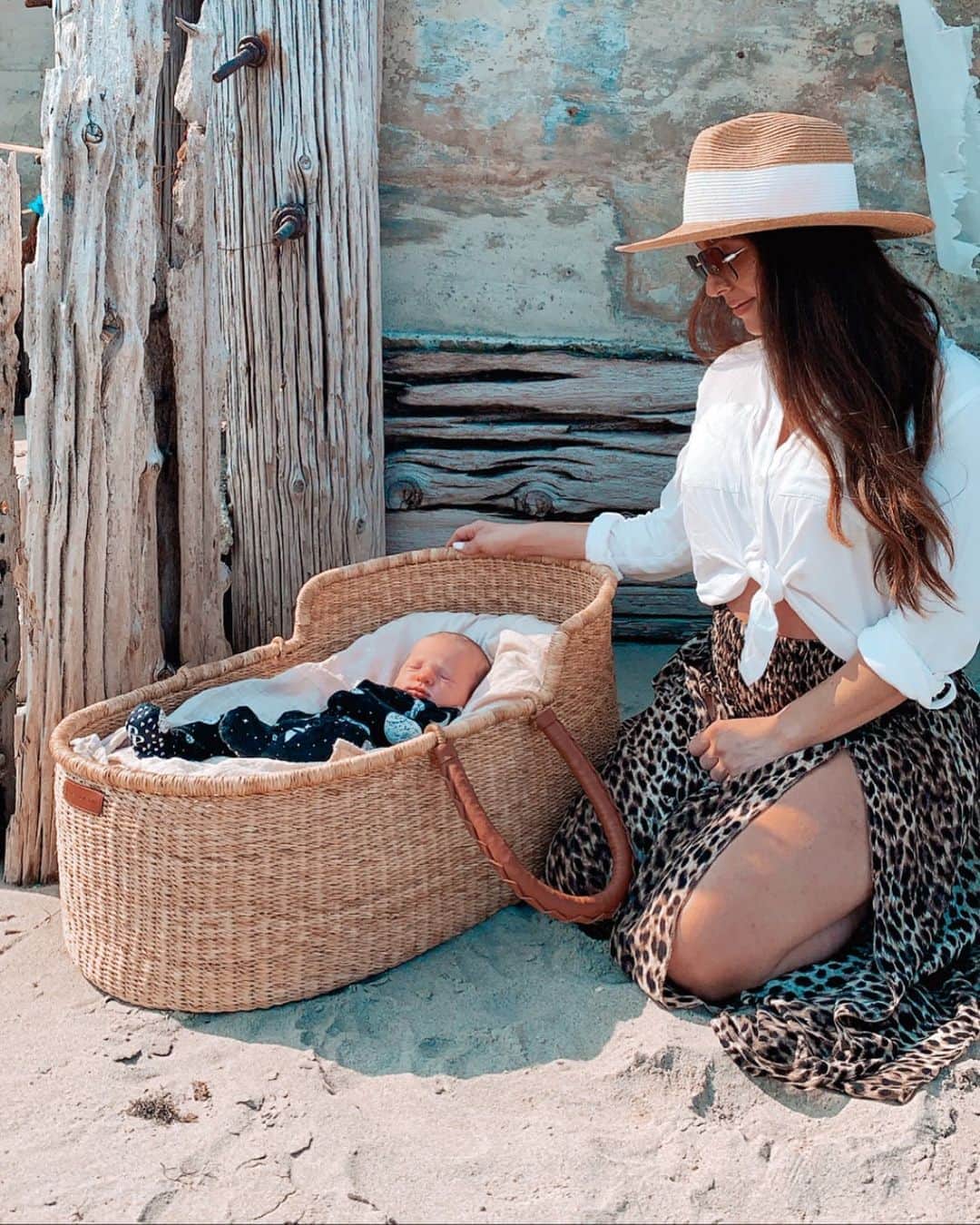 メリッサ・モリナロさんのインスタグラム写真 - (メリッサ・モリナロInstagram)「My California beach babe🤍Moses basket @shoplovedua #newborn」8月21日 5時09分 - melissamolinaro