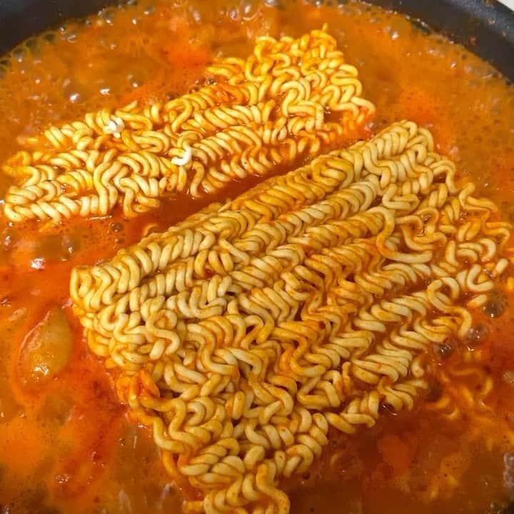のインスタグラム：「昨夜、晩ご飯の後にやっぱり？いやどーしても辛いものが食べたくて、お取り寄せして冷凍しておいた @nam.kyoto1 のナッコプセを作ってみた‼️作ってみたというよりフライパンに入れるだけだけど😂どんな感じか食べはじめたら、久々の韓国料理で止まらず、シメの麺のときにしか写真撮れずでしたが、美味しかった〜今日は顔浮腫まくってるだろうな…😂 材料は全部カットしてあるし、入れてグツグツ煮るだけだから、本当に簡単でした‼️ホームパーティーのときとかにもいいかもね❤️お取り寄せできるので、よかったら是非❤️  #ナッコプセ #韓国料理 #サリ麺 #shiba_u」