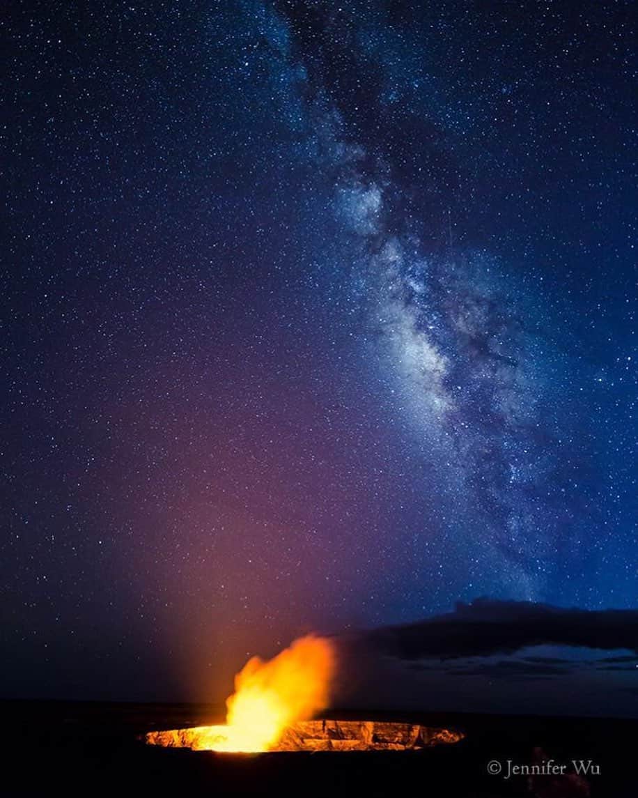 CANON USAさんのインスタグラム写真 - (CANON USAInstagram)「Photo by #CanonExplorerOfLight @jenwuphoto "Kilauea is one of the world's most active volcanoes. It is on fire with the Milky Way above. I chose the EF 14mm f/2.8L II USM lens to get more of the band of the Milky Way as it reaches into the sky. Photographed at the Kilauea Caldera and Halema'uma'u Crater at Hawaii Volcanoes National Park on the Big Island of Hawaii."  Camera: #Canon EOS 5D Mark III Lens: EF 14mm f/2.8L II USM Aperture: f/2.8 ISO: 2500 Shutter Speed: 20 sec Focal Length: 14mm」8月21日 5時18分 - canonusa