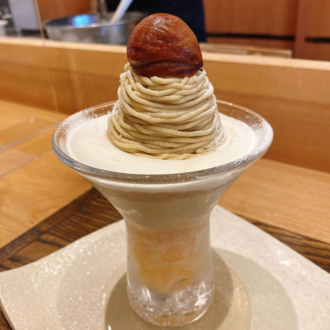 里井真由美さんのインスタグラム写真 - (里井真由美Instagram)「#montblanc #chestnut #parfait  笠間栗と完熟桃のモンブランパフェでございます〜🌰🇯🇵🍑 ・ ・ →2.3枚目)目の前でしぼりたて〜🌰🍑♡1番下に完熟桃のシャーベット、和栗アイス、とろける生クリーム、和栗クリームた〜っぷり！トップに渋皮煮🌰🙌 ・ ・ パフェの中身は季節によって変わり、桃もそろそろ食べ納め🍑 ・ ・ すっかり「モンブラン好き〜💓🥰🌰」が定着したお友達とのモンブラン巡り♡ ・ ・ 今回は代々木八幡「モンブランスタイル」さんへ♡ @mont_blanc_style  ・ ・ 栗好きで繋がるご縁に感謝です🌰 ・ ・  #モンブランスタイル#和栗パフェ #モンブランの世界#栗#和栗#栗スイーツ#モンブラン#里井真由美#衣替えモンブラン#japan#アフタヌーンティー#零食#さといいね#스위트#ありが糖運動#まゆログ#甜食#着物#kimono#kimonostyle#밤케이크#フードジャーナリスト里井真由美#断面モンブラン#蛋糕#断面フェチ#栗子蛋糕」8月20日 20時33分 - mayumi.satoi