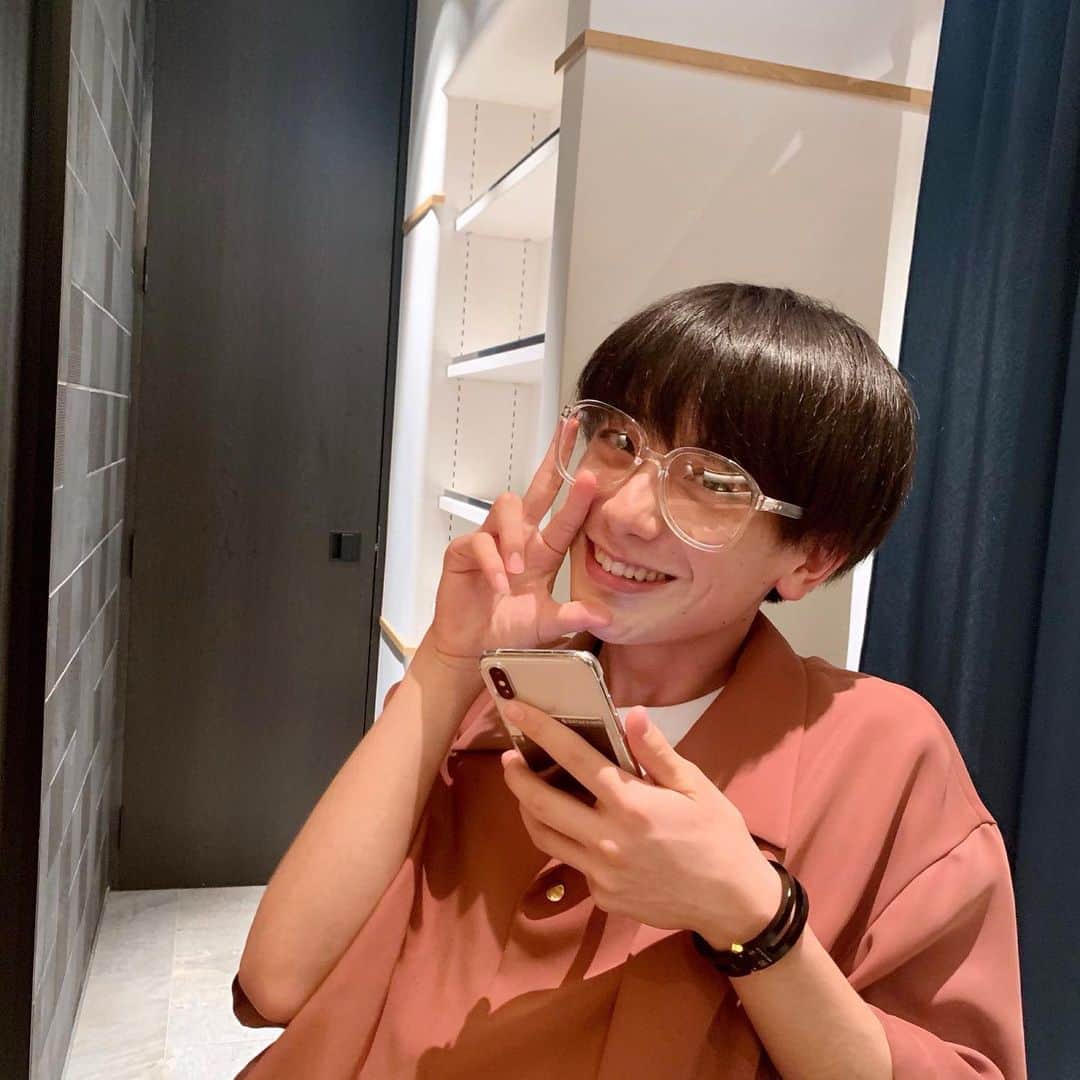 小西詠斗のインスタグラム：「友達のメガネをかけてみたよ🤓」