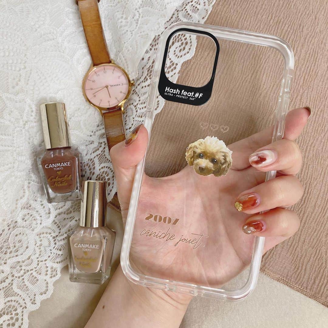 青木菜花のインスタグラム：「.﻿ .﻿ 嬉しいことにHash featさんとコラボで﻿ iPhoneケースを作らせて頂きました🌷﻿ ﻿ 大好きなトイプードルの絵が特徴です🐶💓﻿ 実は私の愛犬ショコラをモデルに描いてもらったの🤫﻿ ﻿ クリアケースだからステッカーとかプリクラ挟んで自分だけのオリジナルにするのも可愛いな〜って思った！﻿ ﻿ 沢山の方に手にとってもらえたら嬉しいです🥰﻿ ﻿ ハイライトからswipeするとサイトに飛べます！﻿ .﻿ . #コラボ商品 #iphoneケース #トイプードル #スマホケース #プードル #クリアケース」