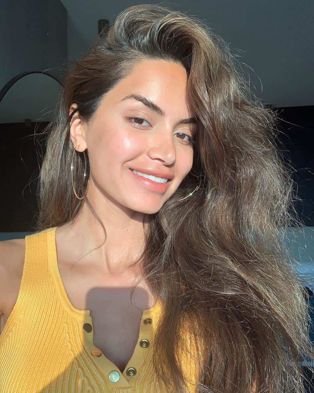 Diipa Büller-Khoslaのインスタグラム：「0 makeup, 0 filter. My real skincare routine is coming to your IGTV today. No ad, all products I actually use everyday. 🤗」