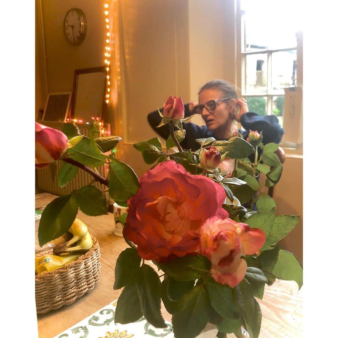 クレメンツリベイロさんのインスタグラム写真 - (クレメンツリベイロInstagram)「🌹🌹☕️🌹🌹 #callaughtonfarm Breakfast briefing #rosesfrommygarden」8月20日 20時29分 - clementsribeiro