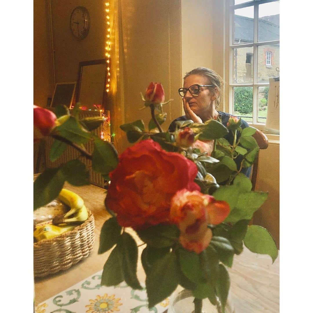 クレメンツリベイロさんのインスタグラム写真 - (クレメンツリベイロInstagram)「🌹🌹☕️🌹🌹 #callaughtonfarm Breakfast briefing #rosesfrommygarden」8月20日 20時29分 - clementsribeiro