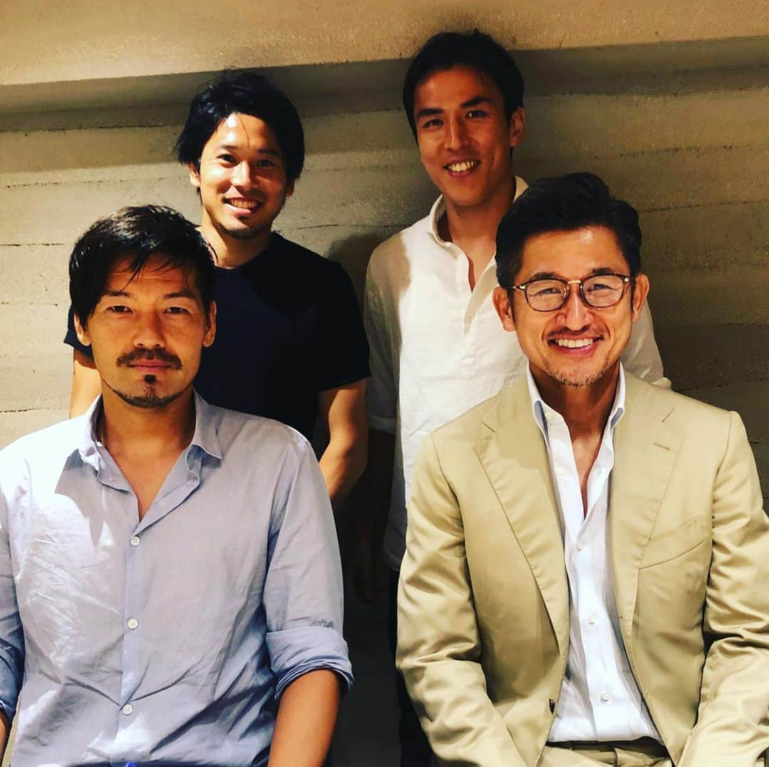 松井大輔さんのインスタグラム写真 - (松井大輔Instagram)「内田篤人　早すぎるよ。 また一緒にプレーしたかった！  だいぶ前に撮った写真。  #鹿島アントラーズ #横浜fc  #フランクフルト #soccer #シャルケ #schalke #海外組 #日本代表 #japan #yokohama #早すぎるよ #悲しすぎる #どこに行こうが応援します #sad #内田篤人」8月20日 20時31分 - matsuidaisuke_official