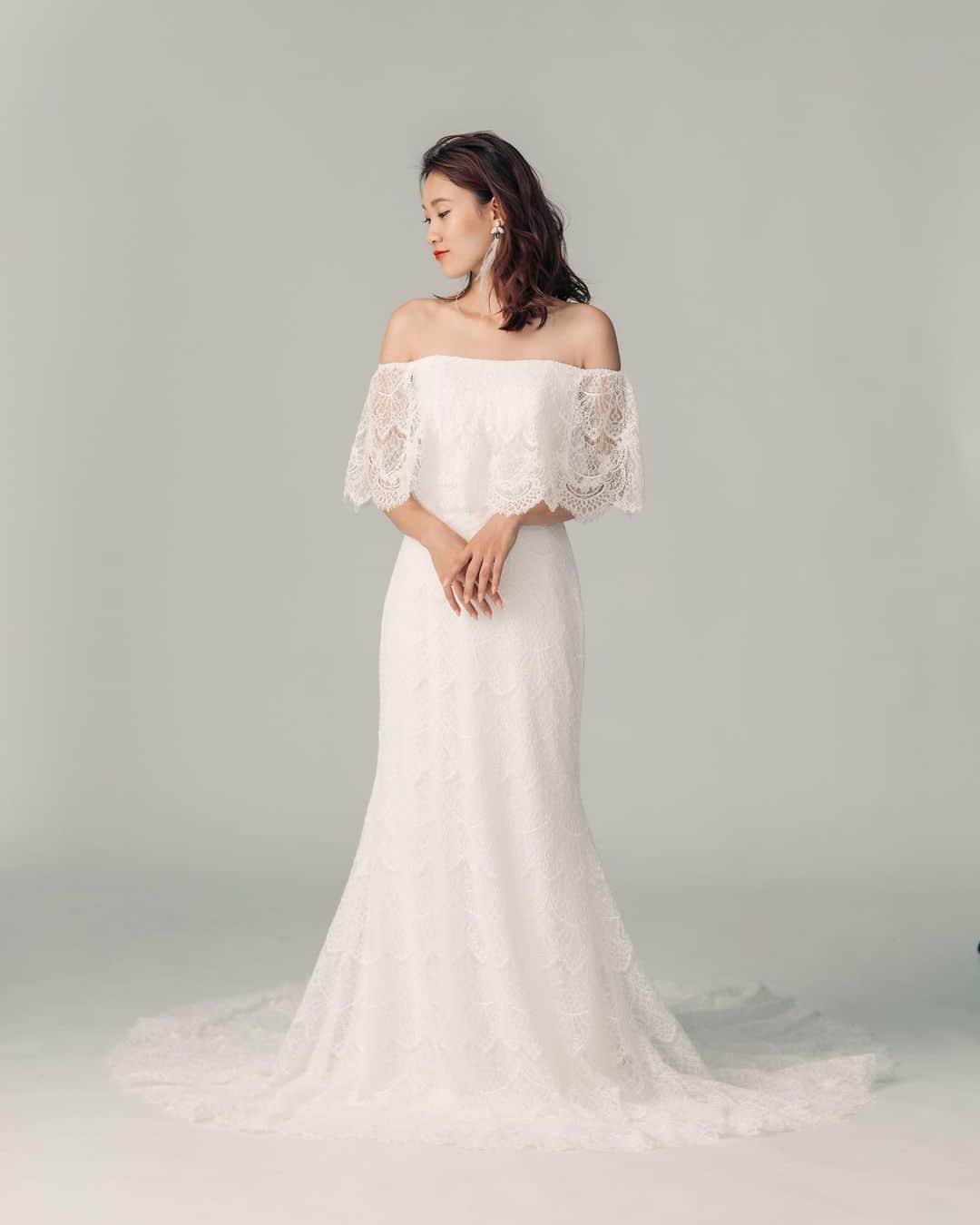 THE DRESS SHOPのインスタグラム：「. 　 新作衣装たくさん入荷しました♡  上から下まで繊細なレースが美しいマーメイドドレス 華奢に見せてくれるオフショルダーとの相性も抜群で すとんと落ちて丸く広がるトレーンはマーメイドらしく まさに女性らしい印象の一着です  プロフィールのリンクよりHPがご覧いただけます＊ @the.dress.shop.decollte」