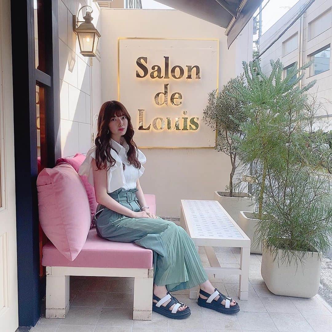 日下部美愛のインスタグラム：「‪ここのカフェめちゃくちゃ可愛かった！！！ 店内も可愛かったのでぼちぼち載せていくう あ、お洋服お気に入りです  #表参道カフェ  #photo #japan #model #hair #fashion #fashionblogger #makeup #followme #instagood #camera #instadaily #dailylook #한국 #맞팔 #사진 #데일리 #데일리룩 #패션 #韓国カフェ #salondelouis」