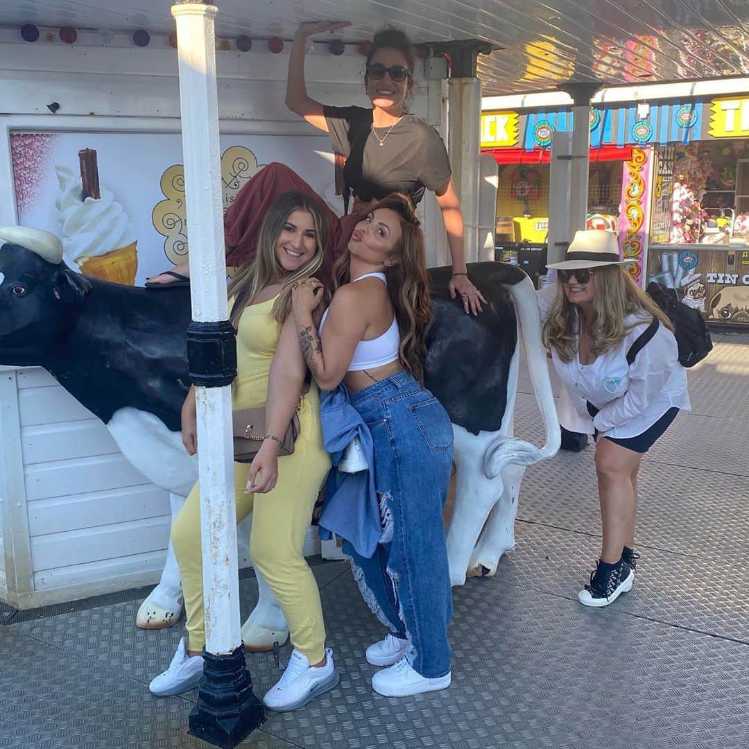 ジェシー・ネルソンのインスタグラム：「Surround yourself with people that make you’re heart happy ❤️」