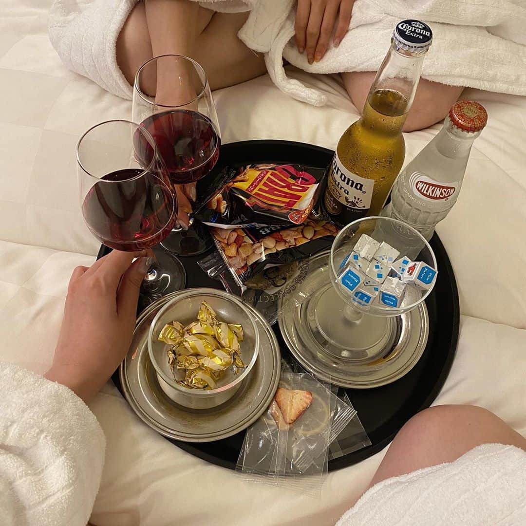 塩川裕美のインスタグラム：「. . ワインで乾杯したんだけど 歩き回ってさすがに疲れてたのか 全然飲めてない🥺 リベンジさせてください〜🥂 (ゆうて普段から強くない笑) . . . . #旅行 #国内旅行 #旅行好きな人と繋がりたい #travel #japantravel #instaphoto #お泊まり #女子会 #instagood #家飲み #家飲みおつまみ #likes #photography」