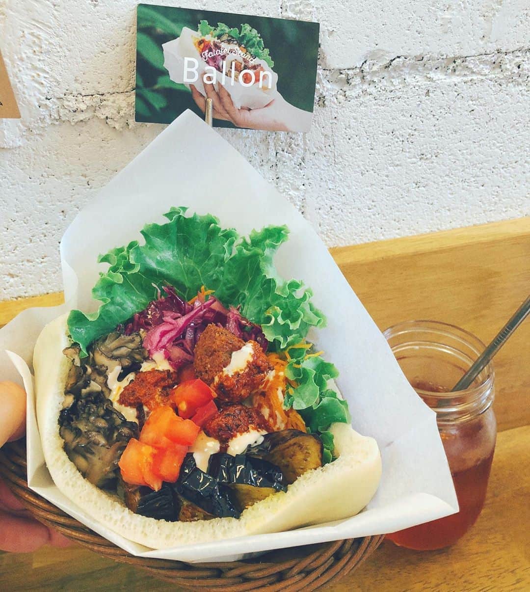 のインスタグラム：「. ずっと食べてみたかったファラフェルを求めて、 何やらおしゃれなファラフェルサンドを食べに行きました。 見た目も綺麗だけど、味もすごく美味しかったです🥕  ファラフェルは中東のコロッケみたいなものなんだけど、 食べて分かった...  これ何度も食べた事がある！笑  ベリーダンスをやっていた時に、ショーをやるレストランで美味しいなぁと思っていたあれだ！  あなた、ファラフェルって名前だったのね...  懐かしの再会w  @ballontokyo  #ファラフェル#ファラフェルサンド#中目黒 #プラントベース#ballontokyo#veganfood」