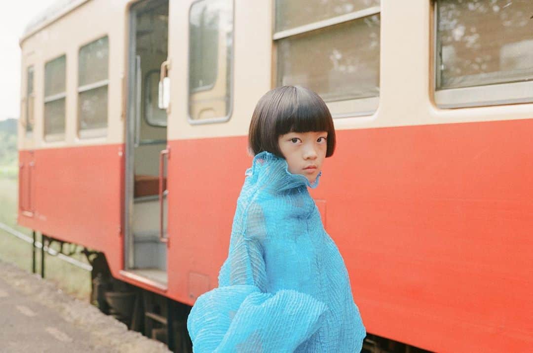 のインスタグラム：「Yuka @aisin.j with Cue Narita @hisashinarita for Exhibition “Shichaku-Eki” at Gallery Gallery Kyoto.  「試着駅。」 期間：2020年9月8日（火）〜22日（火） 場所：ギャラリーギャラリー 　　　京都府京都市下京区河原町四条下ル東側・寿ビル５F 時間：12時~19時 最終日17時まで 木曜休み  TEL：075-341-1501」