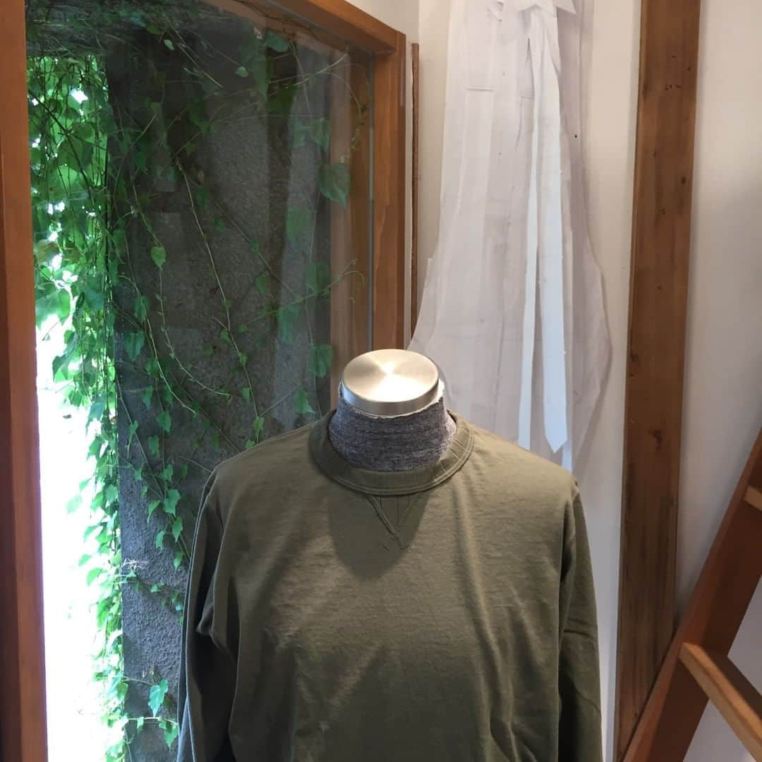 Jackmanさんのインスタグラム写真 - (JackmanInstagram)「「LONG SLEEVES」﻿ ﻿ This long-sleeved T-shirt with its distinctive ribbed neckline, cuffs, and hems was made primarily from USA cotton produced along the Mississippi River Basin.  Using a method known as air spinning, the material is made by spinning cotton thread with a variable width of between 13mm–33mm. This spinning method creates a rough feel and unique crispy texture, since the torque on the outside of the yarn is strong and the inside is weak.	 "This T-shirt incorporates the characteristic V-shaped gusset insert. Often seen in 1940s" sportswear, a gusset not only stops sweat, but also protects fabric from stress or strain, and makes the T-shirt easy to take on and off.  +++﻿ ﻿ Jackman﻿ 2-20-5 Ebisu-minami, Shibuya-ku, Tokyo﻿ +81 3-5773-5916﻿ ﻿ Weekday : 11am-7pm﻿ Weekend : 10am-6pm﻿ ﻿ #jackman_official #factorybrand #madeinjapan #madeinfukui #ivywall #longsleeves #jm5762」8月20日 20時50分 - jackman_official