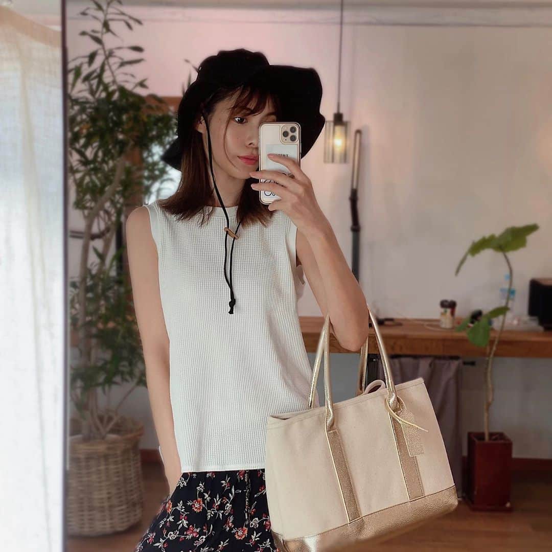 のインスタグラム：「. . とっても軽いこの #トートバッグ 出勤時に便利✌︎ 何回も言うけど、ビックリするくらい軽いのw . . 小さく見えるけど収納力が抜群で 中仕切りもついてて どこに何が入ってるかすぐ分かるよ😌❤️ . . . . . . . #トートバック #cachecache #カシュカシュバッグ #通勤バッグ #通学バッグ #大人コーデ」
