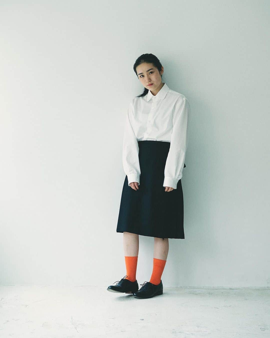 yukiのインスタグラム：「Dress Utility Shirt ㅤㅤㅤㅤㅤㅤㅤㅤㅤㅤㅤㅤㅤ ドレススタイルでもカジュアルスタイルでも、 結婚式にも着ることができて、一枚でも普段使いできる、 そんな万能選手の白シャツです。 ㅤㅤㅤㅤㅤㅤㅤㅤㅤㅤㅤㅤㅤ 肌触りが良く、とろみのあるブロード地は 手入れの仕方によって姿を変えてくれます。 ㅤㅤㅤㅤㅤㅤㅤㅤㅤㅤㅤㅤㅤ アイロンをかけて綺麗に。 洗い晒しでざっくりと。 ㅤㅤㅤㅤㅤㅤㅤㅤㅤㅤㅤㅤㅤ 仕立てはドレスシャツをベースにしながらも、 しっかりしすぎず、柔らかなつくりをしているため、 ボタンを外したり、腕まくりをしたり、 ストレスなくラフに着ることができます。 ㅤㅤㅤㅤㅤㅤㅤㅤㅤㅤㅤㅤㅤ 「白い無地のシャツ」というシンプルな服ですが、 これ一つでいろいろな着方を楽しんでいただけたら、 とても嬉しいです。 ㅤㅤㅤㅤㅤㅤㅤㅤㅤㅤㅤㅤㅤ また、このシャツは、「僕らの服づくり」という モノに込められた価値を追求するプロジェクトの中で、 制作過程を共有したものでもあり、沢山の生産現場の方と コミュニケーションを取りながら完成した服です。 ㅤㅤㅤㅤㅤㅤㅤㅤㅤㅤㅤㅤㅤ シャツに込められた沢山の作り手さんの想いが 多くの人に届くことを願っています。 ㅤㅤㅤㅤㅤㅤㅤㅤㅤㅤㅤㅤㅤ 購入はプロフィールのリンクからお願い致します。」