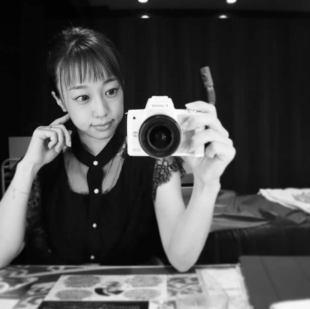 DJ YURiAのインスタグラム：「💆🏻‍♀️💆🏻‍♀️💆🏻‍♀️  横浜関内にある エスノリーバ さん @esnoliba_kannai に 行ってきました✨  最新マシンが試せる フェイシャルフルコース120分 受けてきました🤤💕  贅沢すぎる内容は こんな感じです💁🏻‍♀️  ☑︎カウンセリング ☑︎クレンジング ☑︎ハイパーナイフface20分 ☑︎ハイフface3900shot ☑︎ハイドラフェイシャル ☑︎プラズマシャワー照射 ☑︎無針水光注射メソガン ☑︎ヒト幹細胞パック  3枚目に動画で効果なども まとめてみました！ ハイパーナイフが気持ち良過ぎて 写真も動画も撮り忘れました🙈 　  2枚目がBefore⇄Afterです。 全てiPhoneカメラでノン加工！  おデコのザラザラ？が なくなってました😳 フェイスラインにもしっかりと 打って頂けて、その場でも リフトアップが分かりました🥺✨ 気になっている毛穴ケアも しっかりしていただき大満足🙆🏻‍♀️  JR関内駅の北口からすぐです🐥  通常クーポン料金が¥35,750のところ 私のインスタみたで更に初回20％オフ！ 気になる方は是非⭐️ カウンセリングは無料とのことです☺️  また行きたい😍  担当していただいた @esnoliba_megu さん ありがとうございました💕  #esnoliba_kannai #ms_esnoliba #エスノリーバ横浜関内店 #エムズエスノリーバ #ハイフ #フェイシャル #ハイドラ #ハイドラフェイシャル #プラズマシャワー #無針水光 #水光注射 #無針水光注射 #HIFU #横浜 #みなとみらい #馬車道 #横浜関内 #エステ #定額制エステ #ハイパーナイフ定額制 #ハイパーナイフ #ハイパーナイフ横浜 #ハイフ横浜 #ウルトラリフト #横浜エステ #ニードルピーリングVA #スクライバー #ケミカルピーリング #ハーブピーリング横浜」