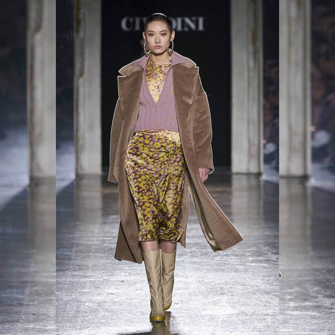 のインスタグラム：「Silk printed velvet for fall. Fall Winter 20 Show  #cividini #fw20 #silkvelvet #velvet #furrycoat #knitwear #madeinitaly🇮🇹」