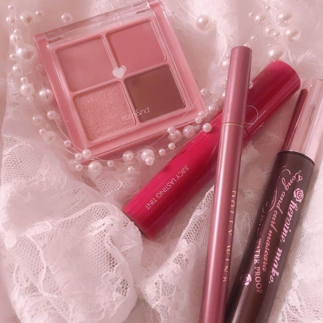 のインスタグラム：「最近よく韓国コスメも買います🎀 #romand #dollywink」