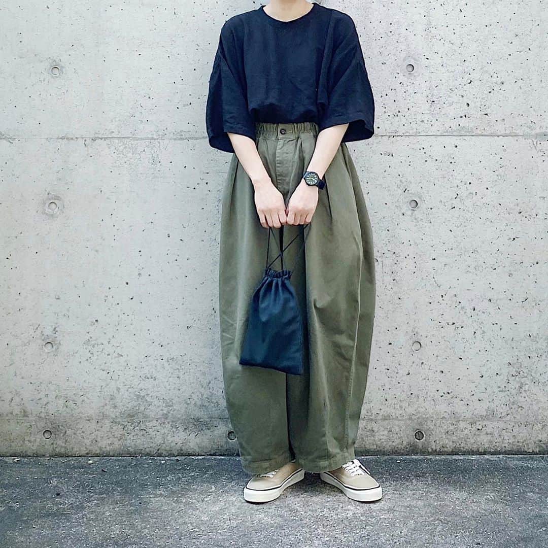 ryokoさんのインスタグラム写真 - (ryokoInstagram)「▪︎ . 久しぶりにグリーンのサーカスパンツ . . . top #harvesty bottoms #harvesty bag #era_goods  shoes #vans」8月20日 20時59分 - ryo___ka