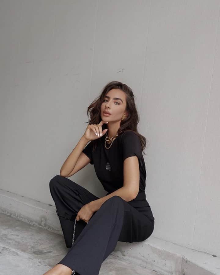 クーカイのインスタグラム：「Misez sur une coupe décontractée et élégante avec le t-shirt Breena, exclusivement sur kookai.fr.  #kookai #tshirt #fashion」