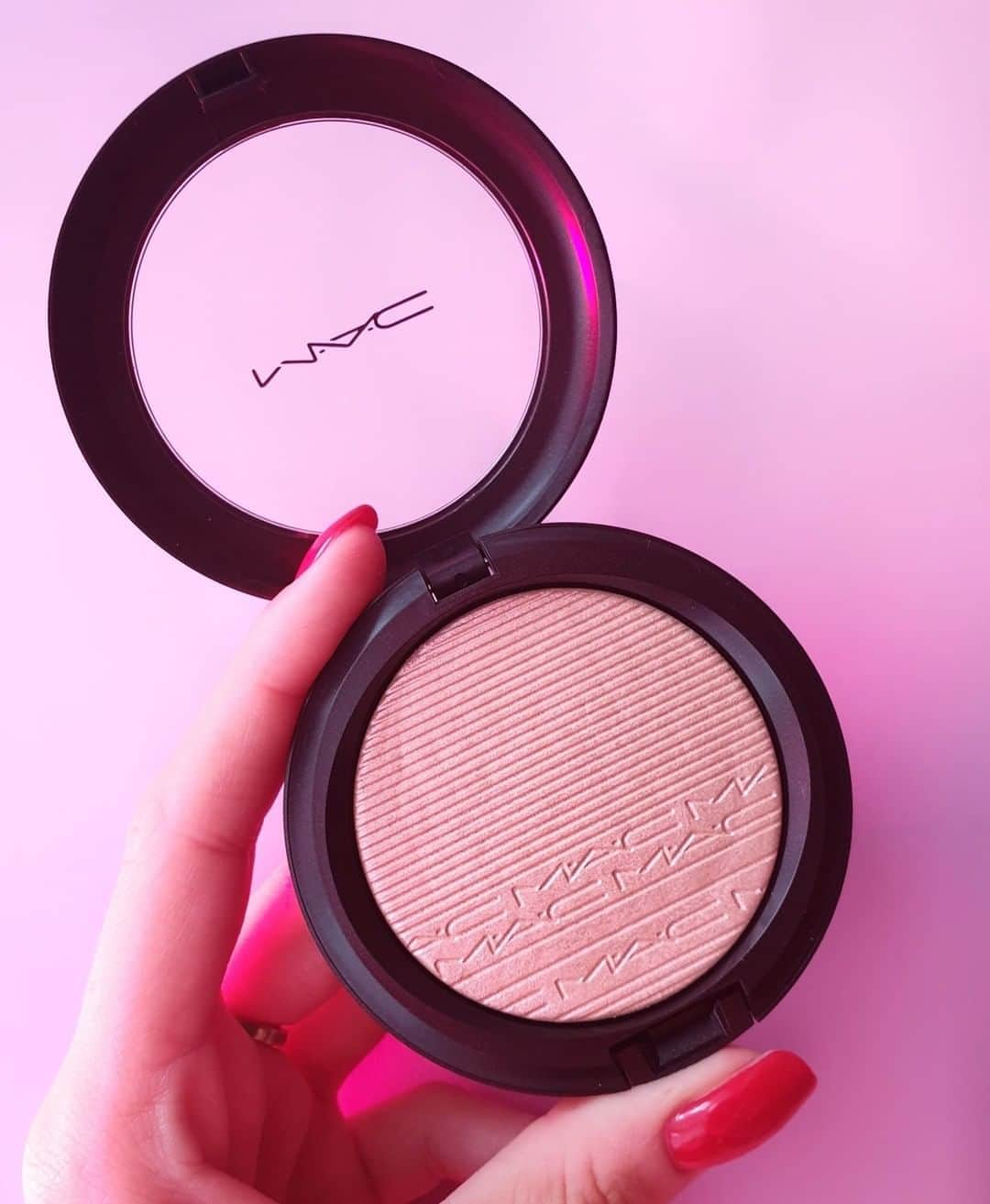 M·A·C Cosmetics Deutschlandさんのインスタグラム写真 - (M·A·C Cosmetics DeutschlandInstagram)「Shine from within! 🌸 Mit diesem zauberhaften Highlighter bringst Du Dein Glow-Game auf das nächste Level! 💜 💗 Ihr seht hier das Extra Dimension Skinfinish in *Show Gold*, eine von Rosa zu Gold changierenden Nuance, die Dich sofort in ihren Bann zieht! 😍 ✨  Tragt Ihr lieber Puder-Highlighter oder Creme-Highlighter? ✨ 🌸  . Pssst...bis zum 31.08. gibt es auf viele ausgewählte Produkte auf maccosmetics.de und in allen MAC Stores -30% Rabatt! ❤️ ✨ Kommt uns besuchen und entdeckt viele tolle Schätze! ✨ 💋  #MACSummerVibes #glow #skincare #macskincare #macskin #macglow #glowyskin #summerglow」8月20日 21時00分 - maccosmeticsgermany