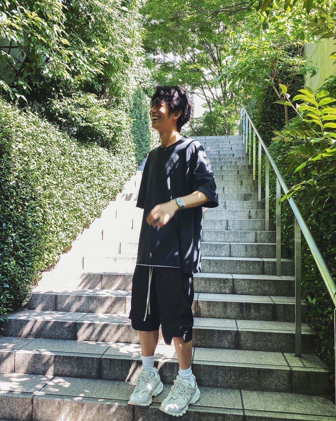 片山良平のインスタグラム：「木漏れ日🌿  #dayoff  #最高に暑いね☀️」